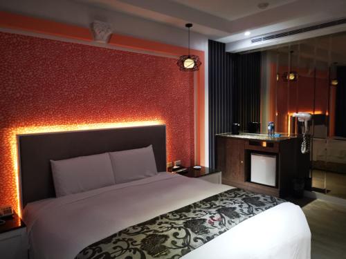 Love Story Motel - image 3