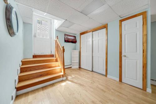 Cambridge 2BR 2BH Basement Apt With Parking in Cambridge, USA