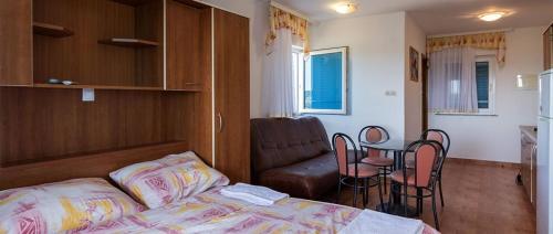 Studio apartment in Novalja with sea view, terrace, air conditioning, Wi-Fi (3565-4) in คาสกา