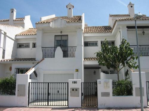 Luxury 3 Bed Townhouse in Puerto Banus Marbella - image 13