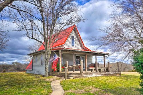 Vivid Cedar Ridge Cabin about 23 Miles to Wichita!