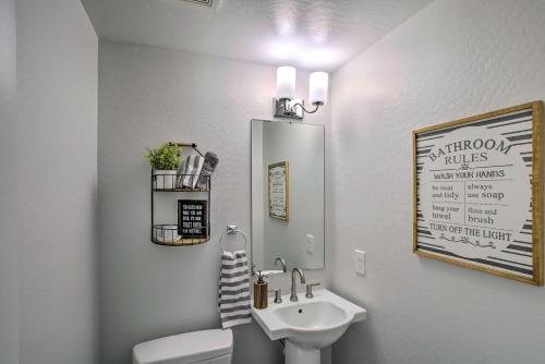 Stylish Mesa Townhome, 8 Mi to Usery Mtn Park