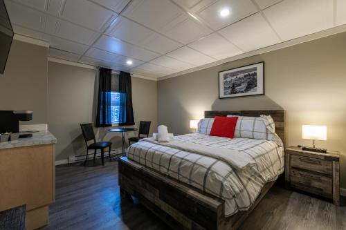 The Cache Hotel and Lodgings in Downtown Golden