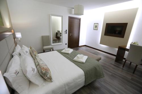 1 queen bed, 1 sofa bed