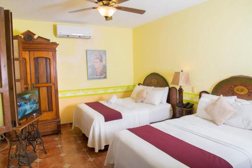 Casa De Las Columnas Ideally located in the prime touristic area of Merida, Hotel Casa De Las Columnas promises a relaxing and wonderful visit. Featuring a complete list of amenities, guests will find their stay at the pr