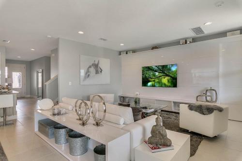 Stunning House with Pool Gazebo and Movie Theater at Encore Resort 7644 - image 7