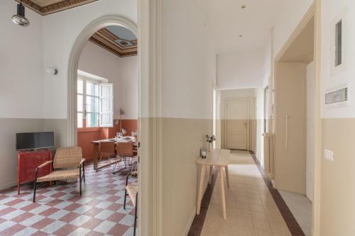 Sunny and Colorful Esquilino Apartment - image 3