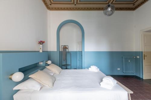 Sunny and Colorful Esquilino Apartment - image 2