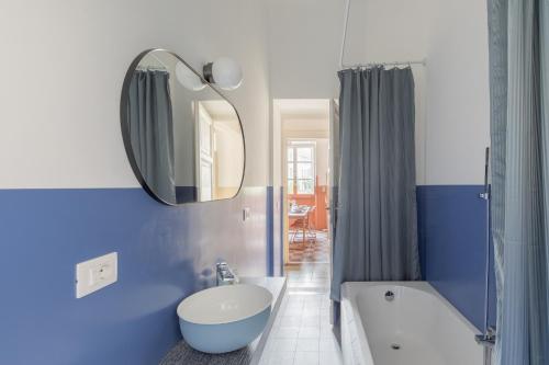 Sunny and Colorful Esquilino Apartment - image 8