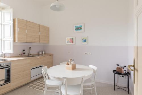 Sunny and Colorful Esquilino Apartment - image 9