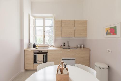 Sunny and Colorful Esquilino Apartment - image 12