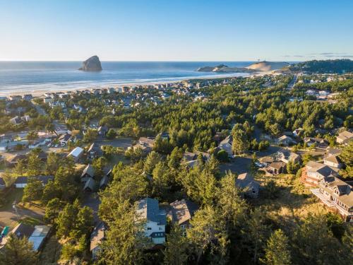Riverfront Dream luxurious 6 bdrm home with views in the heart of Pacific City - image 4