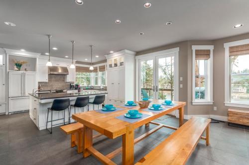 Riverfront Dream luxurious 6 bdrm home with views in the heart of Pacific City - image 10