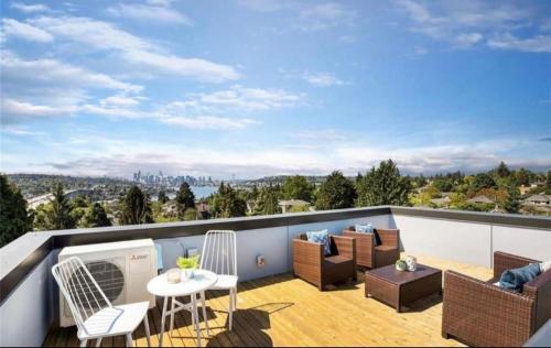 Rooftop Patio with Waterview, Private Garden & Grill 3BR 3BA- Modern Cityscape