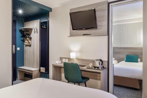 1 queen bed, 2 twin beds