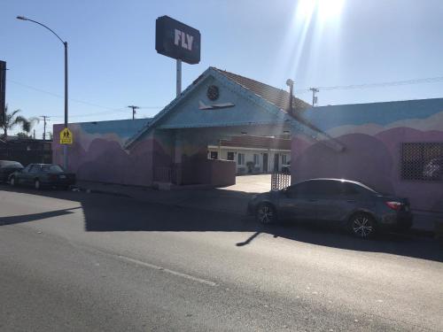 The Fly Inn Motel in Lynwood, USA