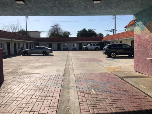 The Fly Inn Motel in Lynwood, USA