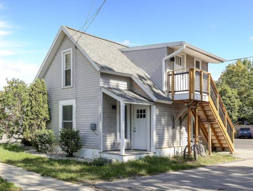Modern Mid-Century Downtown AC Walkable in Traverse City, USA
