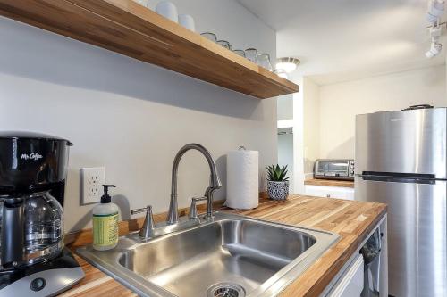 Modern Mid-Century Downtown AC Walkable in Traverse City, USA