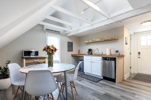 Modern Mid-Century Downtown AC Walkable in Traverse City, USA