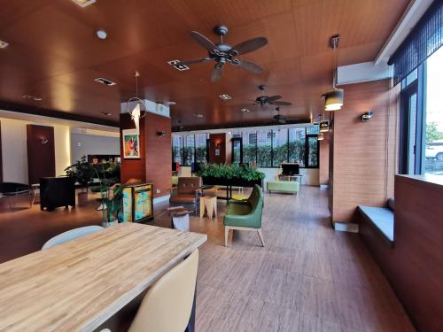 Shared lounge/TV area, Azure Hotel in Hualien City