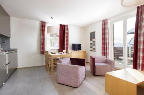 2 bedrooms, 4 beds