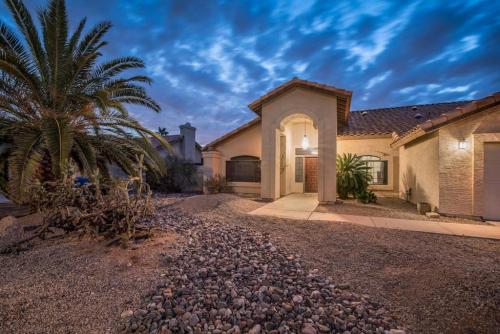 Beautiful Scottsdale Escape Heated Pool, Spa, & Putting Green thumb 4