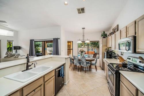 Beautiful Scottsdale Escape Heated Pool, Spa, & Putting Green detail