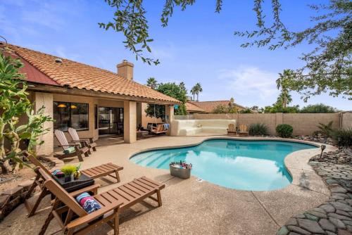Beautiful Scottsdale Escape with Heated Pool and Spa - image 2