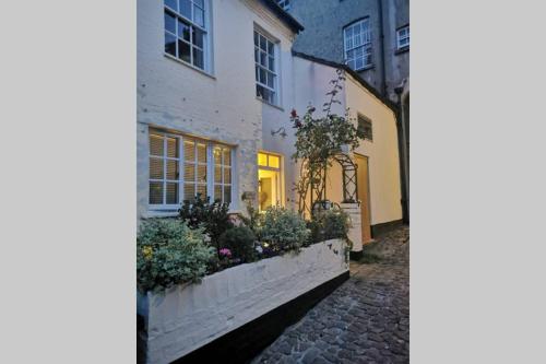 Beautiful 17th century coach house off high street