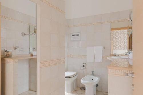 Superior Double Room with Balcony image 2