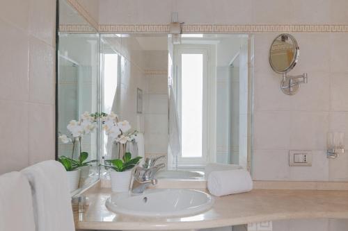Superior Double Room with Balcony image 8