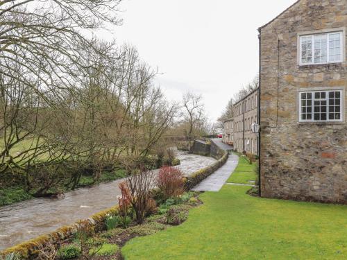9 Riverside Walk in Airton