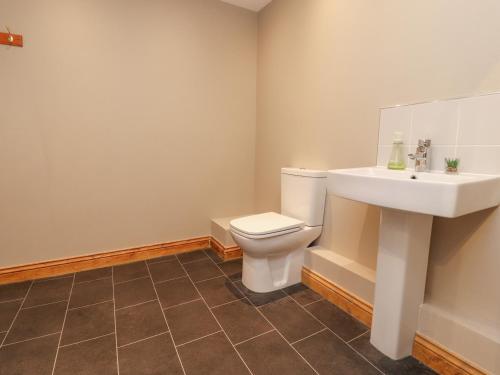 9 Riverside Walk - image 2