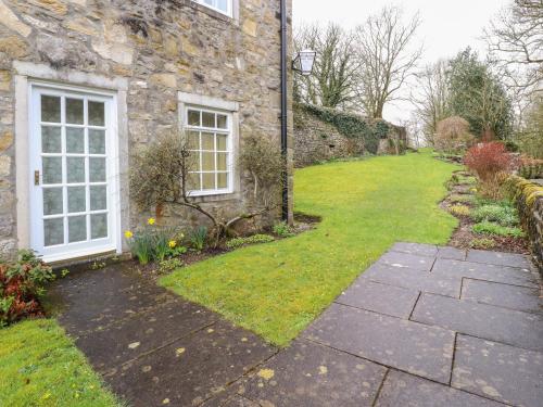 9 Riverside Walk - image 3