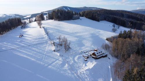 Chalupa Barborka - Národní park Krkonoše, sauna, bazén, dětské hřiště, gril, 6 pokojů, kuchyň, společenská místnost s krbem