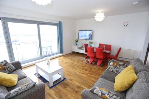 Lovely 2 bed 2 toilet Hill House river view apartment - image 2