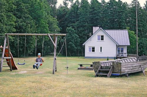 Játszótér, Niidupuu Holiday Home in Mandjala