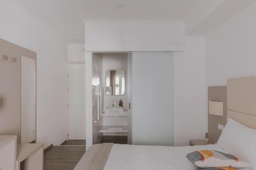 Superior Double Room with Balcony image 9
