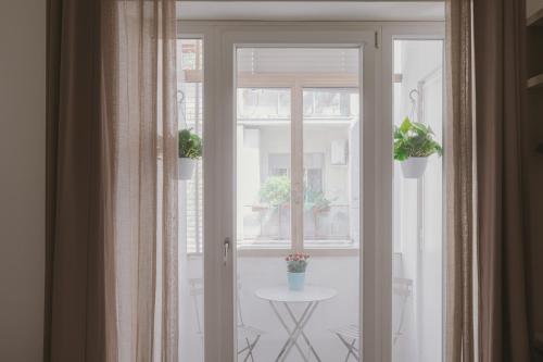Superior Double Room with Balcony image 3