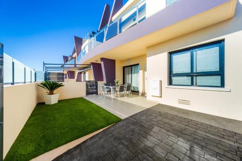 Luxurious 2 Bedroom Apartment near the beach