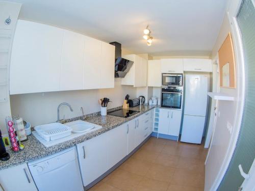 Immaculate 2-Bed Apartment in Pego - image 5
