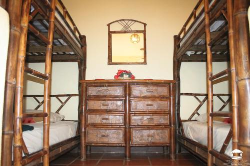 2 twin beds, 2 bunk beds
