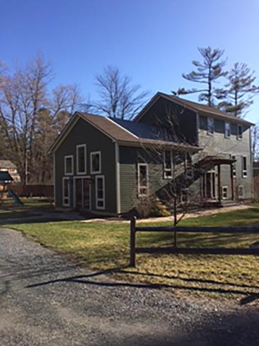 NEW LISTING SPECIAL SAVE 10 Impeccable House Minutes from Downtown Great Barrington