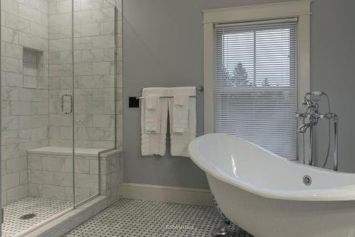 Restored 1881 Farm House in Kelet-Lenox