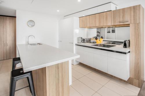 Slick 2-Bed Valley Pad with Balcony and Rooftop Pool
