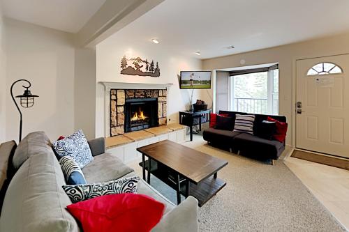 New Listing! Remodeled Condo, Minutes To Skiing Condo - image 3