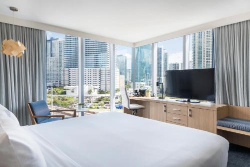 Executive One-Bedroom King Suite - City and Bay View image 4