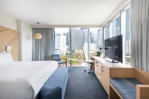 Executive One-Bedroom King Suite - City and Bay View image 10