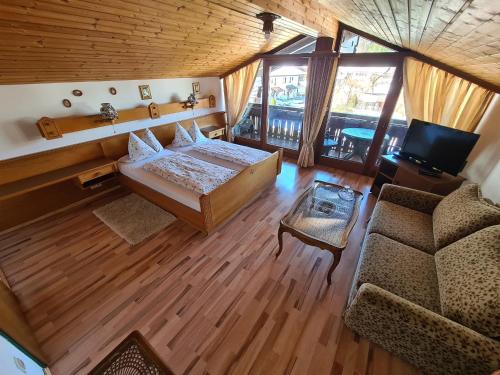 1 queen bed, 1 sofa bed